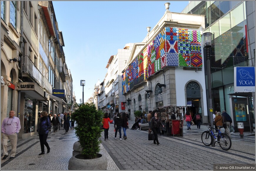 Справа - торговый центр Via Catarina