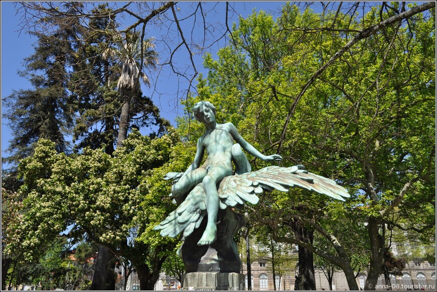 «Похищение Ганимеда» португальского скульптора Фернандеса де Са.