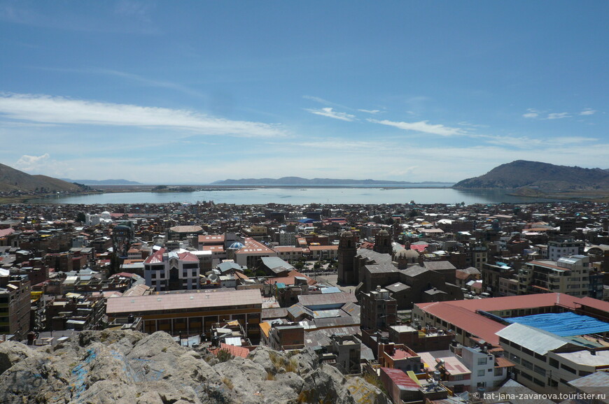 Вид на город Пуно и озеро Титикака.
