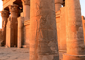  Левый храм- Хароэрису, иначего говоря "Великому Хору" в образе сокола, солнечному богу войны , его жене Тасенетнофрет и сыну Панебтауи.
