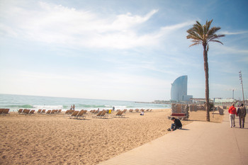 На пляжах Барселоны станет меньше шезлонгов и зонтов 