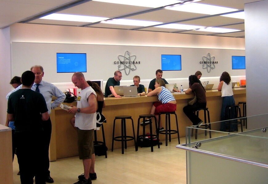Типовой дизайн Genius Bar в фирменном магазине Apple 
