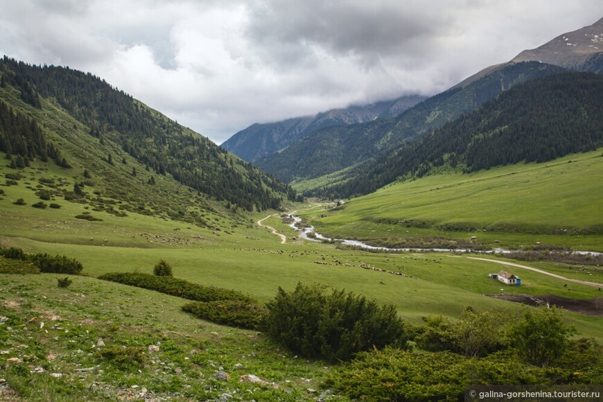 В краю Небесных гор. Неизменный плов, красные скалы и огненная река