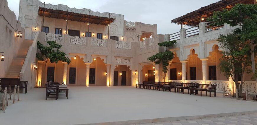 Вечерняя подсветка внутреннего двора Дома шейха Саида