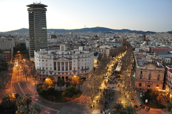 В Барселоне появились ночные автобусные экскурсии 