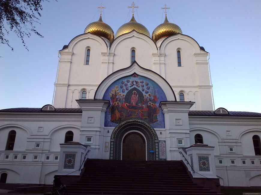 Вход в Успенский собор