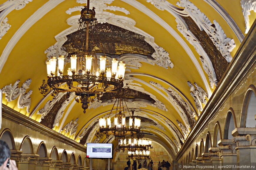 Интерьер станции Комсомольская с дворцовым размахом и роскошью