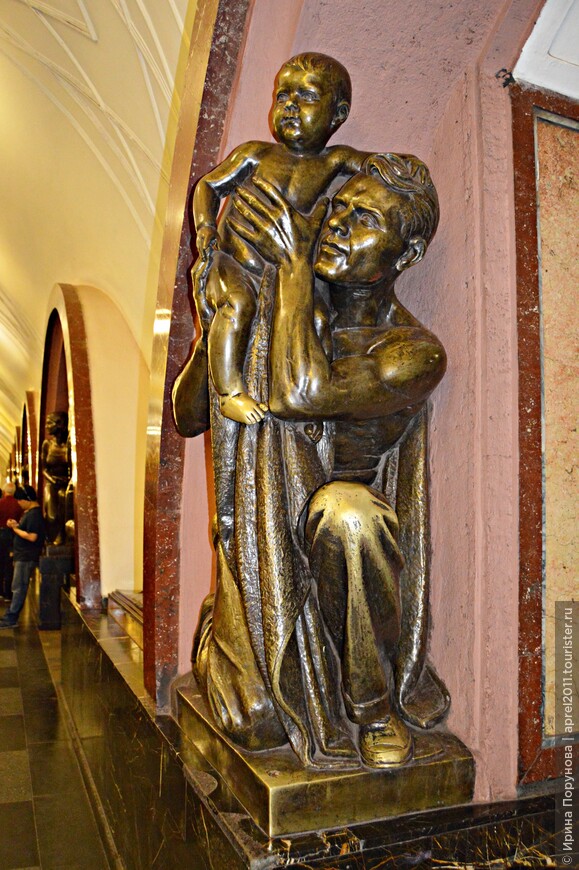 Бронзовая скульптура на станции Площадь Революции
