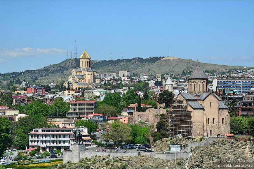 Тбилиси, собор Метехи (передний план), кафедральный​ Собор Святой Троицы (задний план)