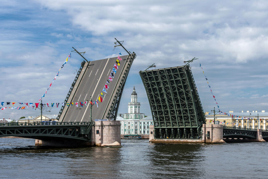 Дворцовый мост в Санкт-Петербурге