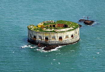 В Великобритании продают остров-крепость по цене квартиры в Лондоне 