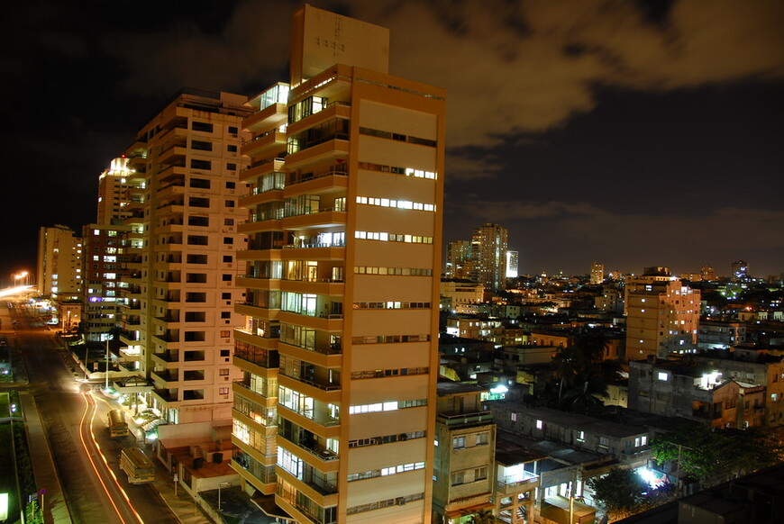 Ночной Ведадо. Гавана. Улица 1.