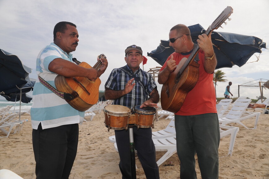 Музыканты на пляже Санта Мария.