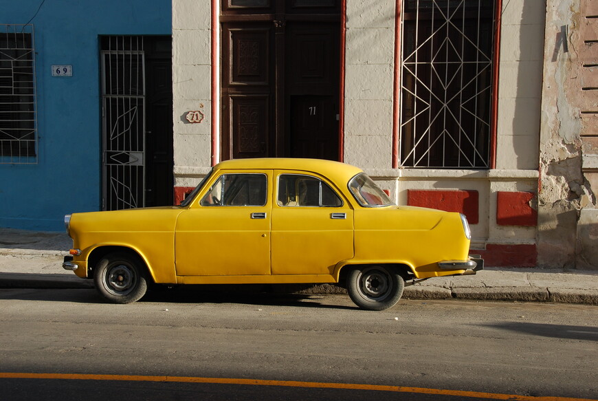 Автомобиль на уличце Сан Лазаро. Гавана.