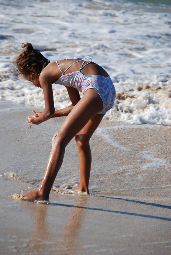 Девочка на пляже Санта Мария.