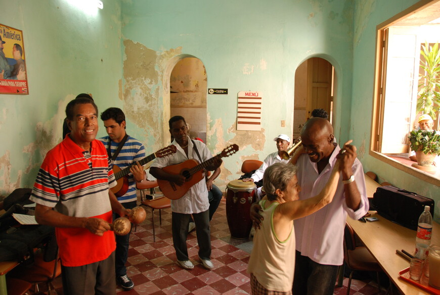 Карлос Мартинез дает концерт в доме престарелых. Гавана.