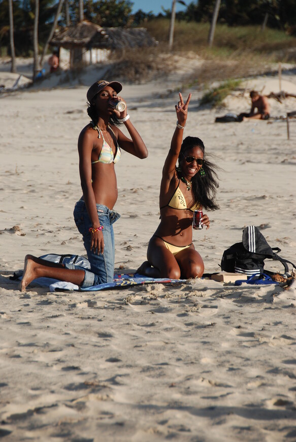 Девушки на пляже Санта Мария. Куба.