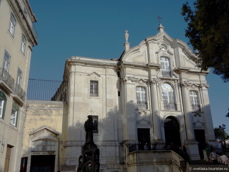 Лиссабон, Церковь Св. Антония (Igreja de Santo António), музей (слева от церкви) и памятник Св. Антонию в районе Алфама

