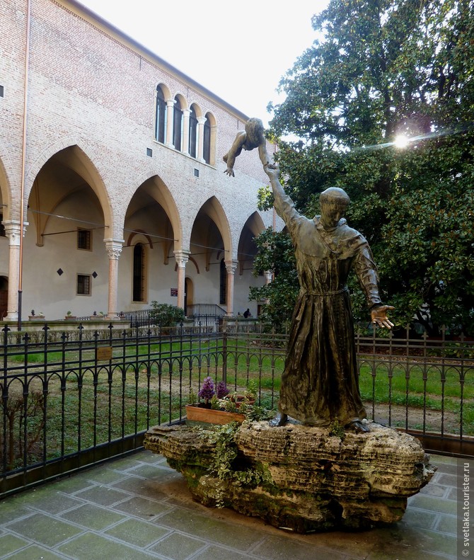 Падуя, внутренний дворик Базилики с памятником Св. Антонию