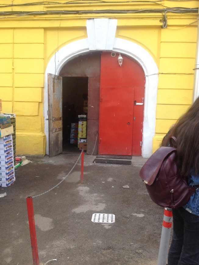 Дверь в хостел (красная) примыкает к двери на овощной склад