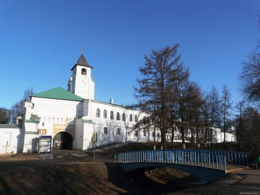 Вид на Святые ворота и церковь Введения во храм Пресвятой Богородицы 