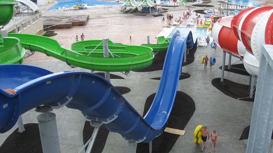 Горки «Uphill Flying Boats» (синяя) и «Бодислайд» (зеленая)