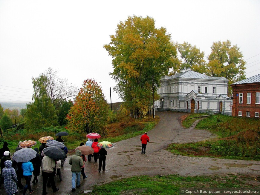 Белое здание впереди - Чердынская детская школа искусств. Обращает на себя внимание изящное решение каменной ограды и ворот справа от здания. Может быть, это вообще фирменный нюанс архитектурного стиля Чердыни - такие ворота? 
 