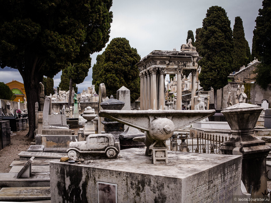 Еврейское кладбище в Ницце. Могила не Беатрисы, но тоже женская. Так что была у неё компаньонка для кулачных боев.