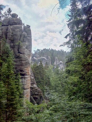 Адршпахские скалы это заповедное место,относительно мало знакомо для наших туристов. Оно расположено на северо-востоке Чехии,близ границы с Польшей. Поэтому из туристов тут преимущественно поляки.