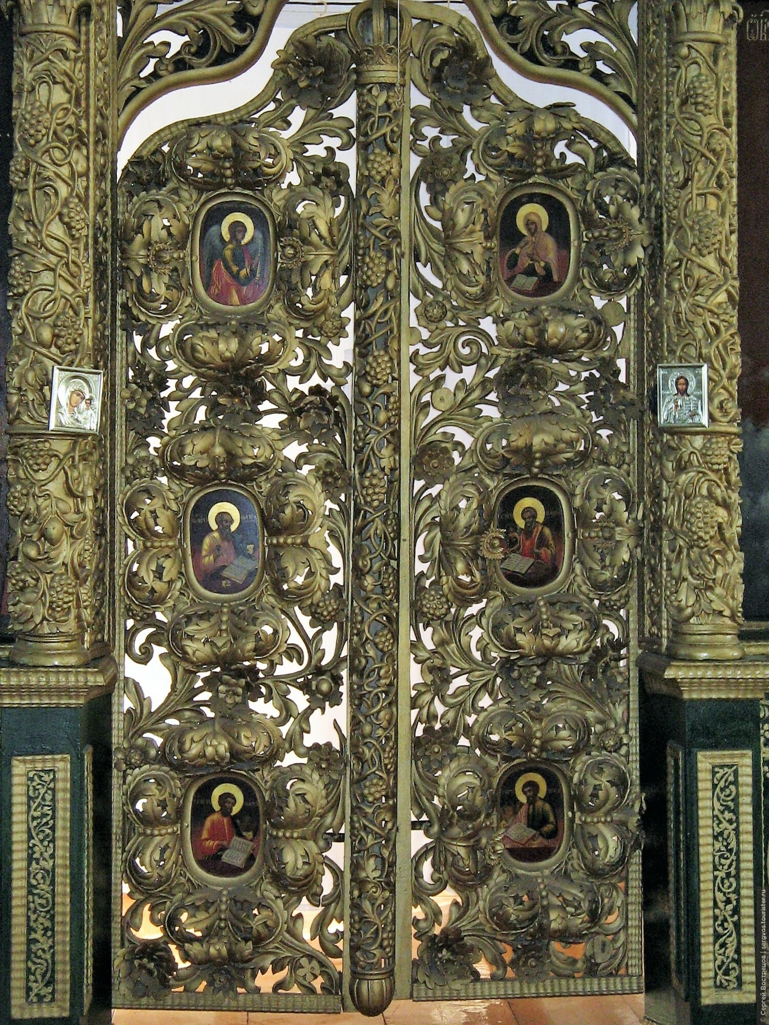 Царские двери. Царские врата иконостаса. Пермская галерея царские врата. Алтарь царские врата.