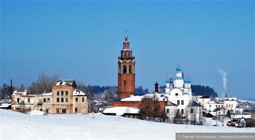 Чердынские церкви в марте 2007 (фото Натальи К.). Слева - полуразрушенная церковь Преображения Господня (1756). В центре - собор Воскресения Христова (1761) с красной кирпичной колокольней и бело-голубым пристроем XIX века. Справа в отдалении - церковь Богоявления Господня (1761).