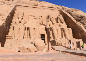 Абу-Симбел – это название деревни, а сейчас уже города, близ которой обнаружили этот храмовый комплекс. Естественно, древние египтяне называли их по-другому: “Храм Рамзеса, любимца Амона”.