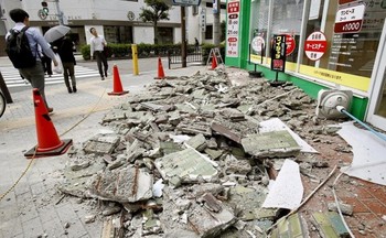 В Японии продолжается землетрясение 