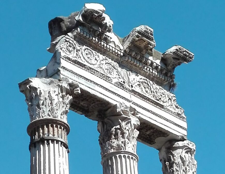 Фрагмент колонн храма Венеры-прародительницы