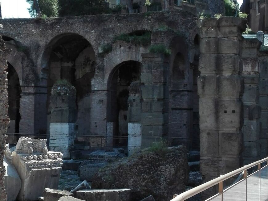 Руины базилики Арджентариа