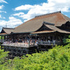 Вид на деревянную террасу храма Кемидзудэра 
