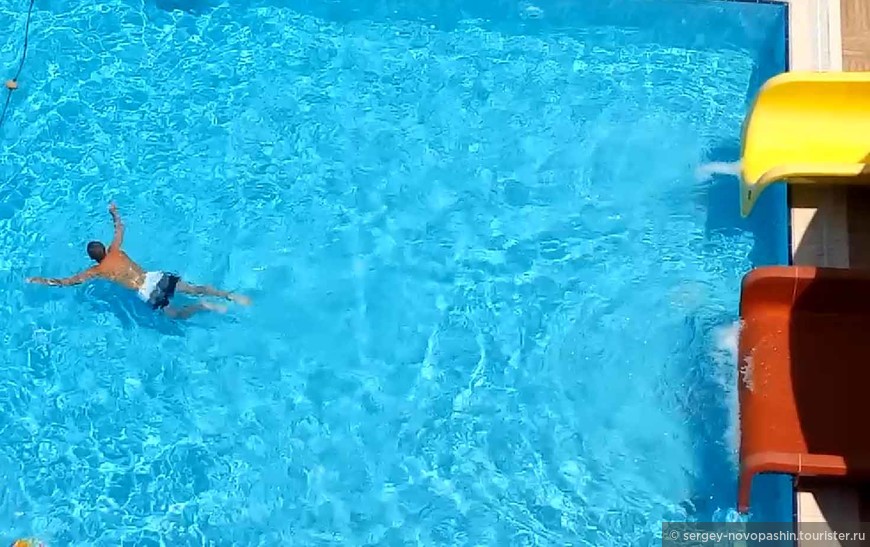 Пару-тройку раз плавал в бассейне