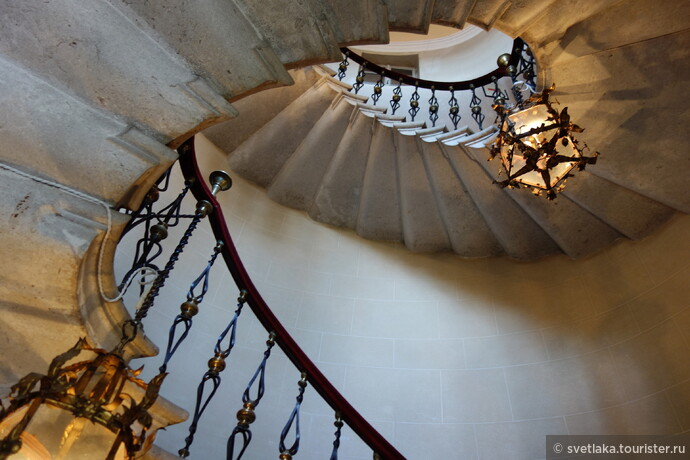 внутри замка потрясающей красоты винтовые лестницы ...
