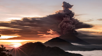 Аэропорты Индонезии вновь закрылись из-за извержения вулкана Агунг