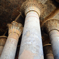 При Тиберии к фасаду был добавлен гипостильный зал с 24 колоннами. 
