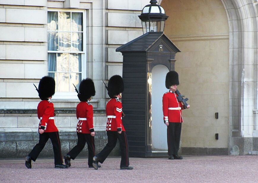 Смена караула у Букингемского дворца