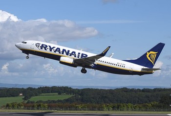 Из-за падения давления в салоне самолёта Ryanair пострадали 33 пассажира 