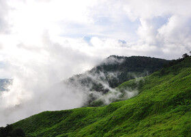 В горах Пхетчабуна прикоснуться к облакам совсем не сложно.