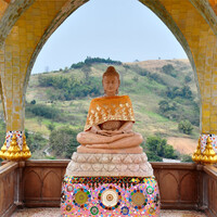 Ват Пра Сорн Кео украшали и продолжают украшать более 5 000 000 мелких элементов мозаики.