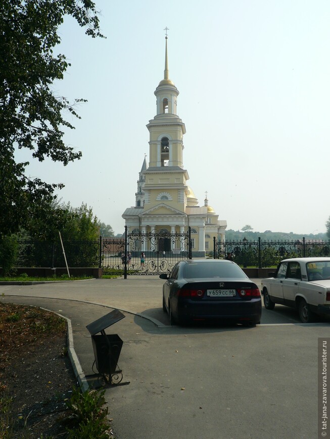 Колокольня Спасо-Преображенского собора и фрагмент Невьянской башни.