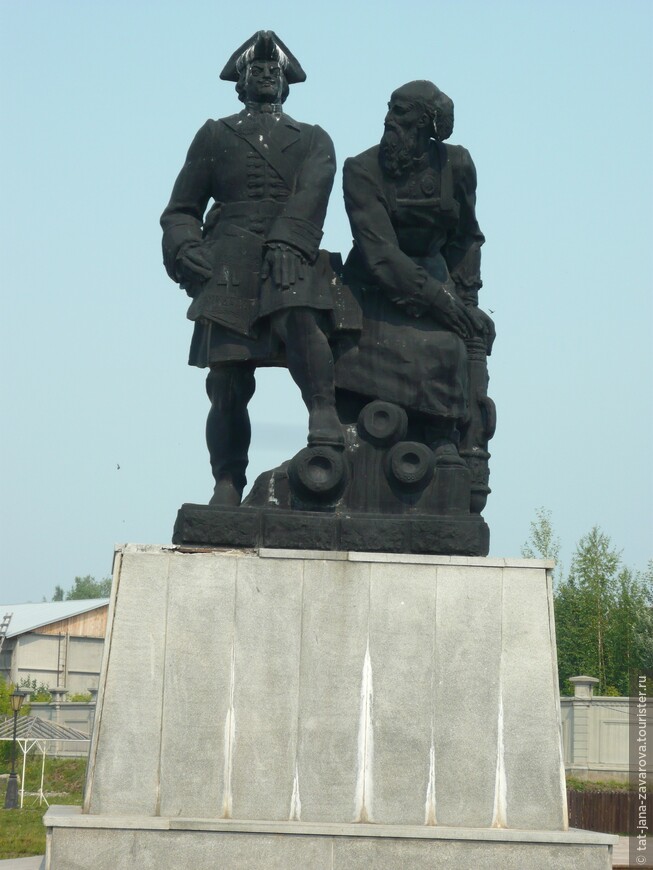 Памятник Петру I и Никите Демидову.