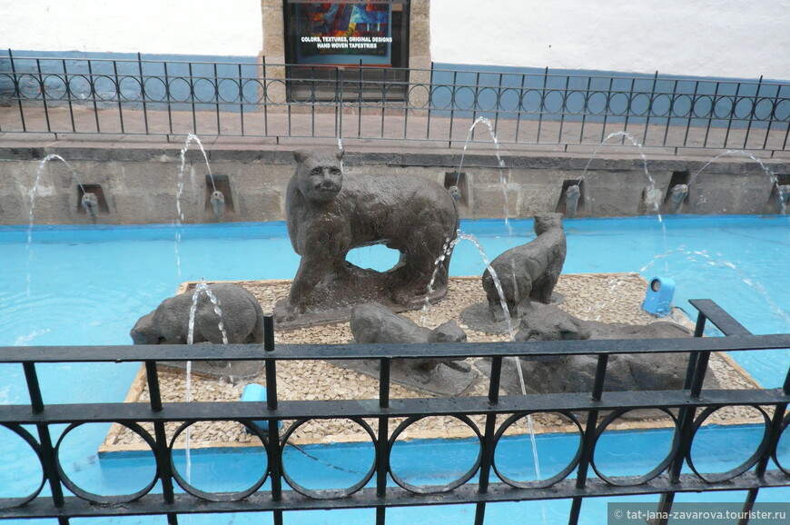 Скульптуры символа города – пумы.