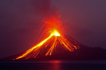Туристов в Индонезии предупреждают об извержении вулкана Анак Кракатау