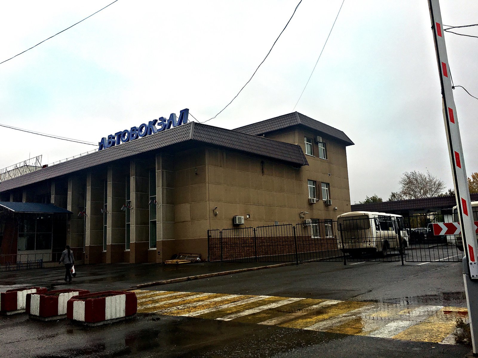 Автобусный вокзал телефон. Автовокзал Тюмень. Автовокзал Пермякова 9. Автобусный вокзал Тюмень. Станция автовокзал Тюмени.