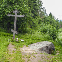 Поклонный крест и Следовой камень на горе Маура
